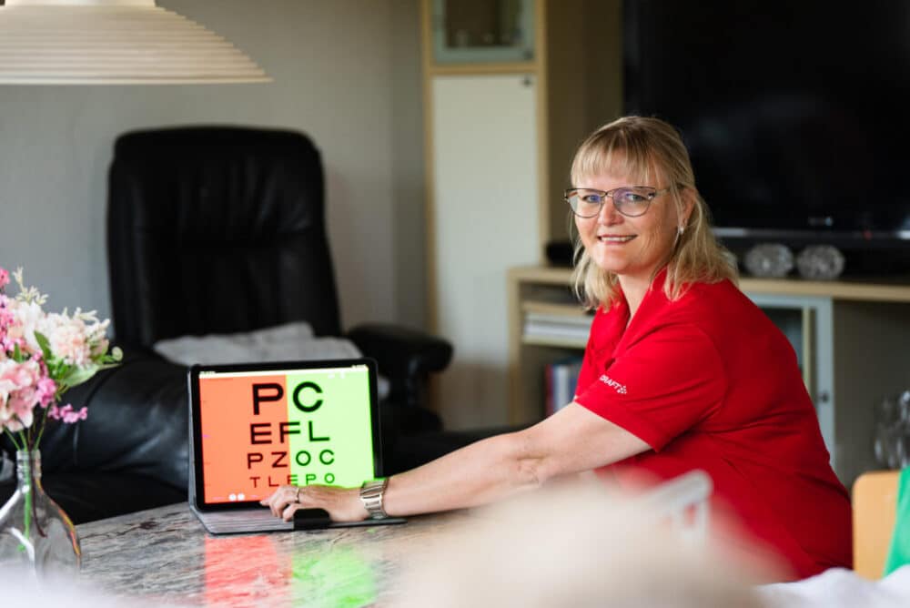 Anja laver synstjek som kørende optiker